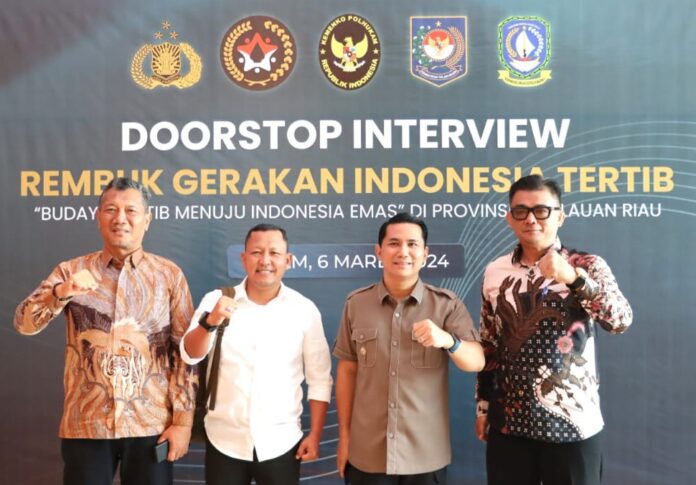 Wakil Bupati Bintan, Ahdi Muqsith  (kedua dari kanan) mengikuti Rembuk Gerakan Indonesia Tertib (GIT), Rabu (06/03) di Ballroom Marriot Hotel Harbour Bay, Kota Batam. Acara ini  diselenggarakan Kementerian Koordinator Bidang Politik, Hukum, dan Keamanan Republik Indonesia. (Foto : abyaqsa ramadan - batamtv.com)