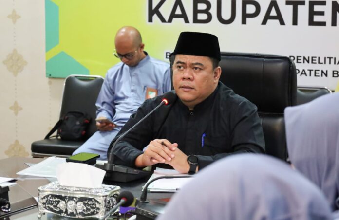 Sekda Bintan, Ronny Kartika usai memimpin Rapat Laporan Keuangan Perumda BPR Bintan di Ruang Rapat Bapelitbang Bintan, (Foto : abdi perdana - batamtv.com)