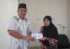 read news- Bupati Bintan Salurkan BLT Lansia di Kijang Bintan Bupati Roby Kurniawan menyerahka bantuan sosial kepada lansia di Kijang (Foto : abdi perdana - batamtv.com)