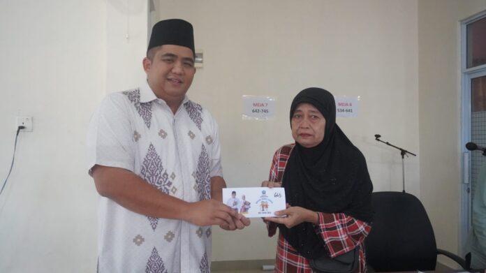 Bupati Roby Kurniawan menyerahka bantuan sosial kepada lansia di Kijang (Foto : abdi perdana - batamtv.com)