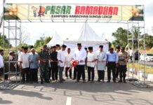 read news – Bupati Bintan Roby Kurniawan Buka Pasar Kampung Ramadan Bupati Bintan Roby Kurniawan membuka Pasar Kampung Ramadan 1445 Hijriah, resmi dibuka Senin (18/03). (Foto : abdi perdana - batamntv.com)