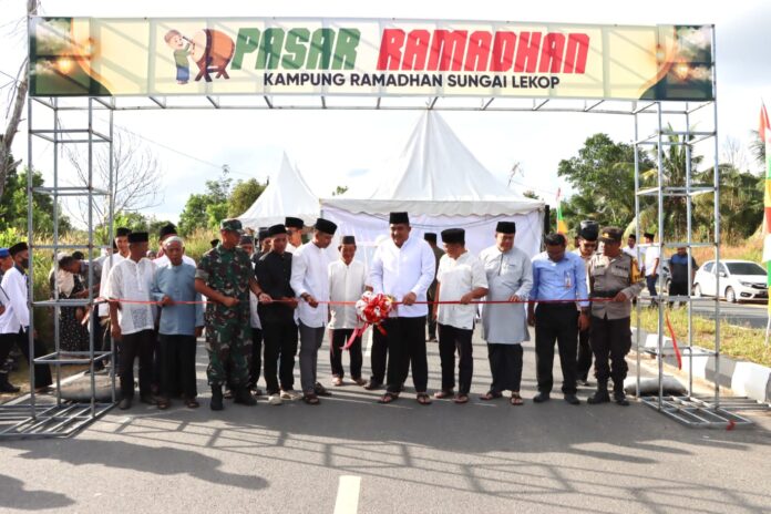 Bupati Bintan Roby Kurniawan membuka Pasar Kampung Ramadan 1445 Hijriah, resmi dibuka Senin (18/03). (Foto : abdi perdana - batamntv.com)