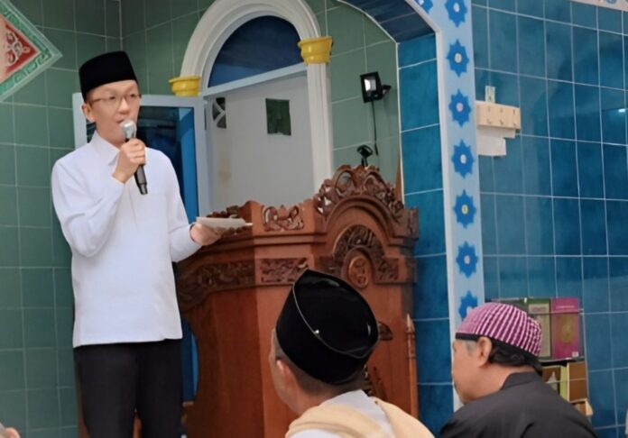 . (Foto : dwi susilo - batamtv.com) Penyerahan dilakukan bersama Pj Walikota Tanjungpinang Hasan di di Masjid Al Ghofur, Kelurahan Tanjung Unggat, Kecamatan Bukit Bestari, Kota Tanjungpinang.. (Foto : dwi susilo - batamtv.com)