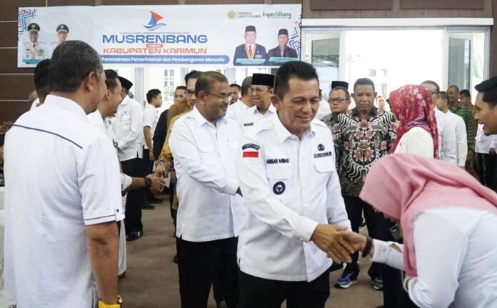 Gubernur Kepulauan Riau H. Ansar Ahmad membuka kegiatan musrenbang tersebut didampingi Bupati Karimun, Aunur Rafiq, di Gedung Nilam Sari kantor Bupati Karimun, Rabu (20/3). (Foto : abdi perdana - batamtv.com)