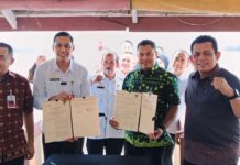 read news – Plafond Pinjaman Rp40 juta dan Bunga Nol Persen untuk UMKM Kepri Gubernur Kepri Ansar Ahmad (kanan) mengajak kepada para pelaku UMKM untuk memanfaatkan, pinjaman dengan bunga 0 persen dengan pinjaman Rp 20 juta . (Foto : dwi susilo - batamtv.com)