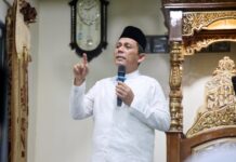 read news – Penghujung Ramadhan, Gubernur Kepri Serukan Istiqomah dan Muliakan Al-Qur’an Gubernur Kepri Ansar Ahmad mengajak seluruh masyarakat Kepulauan Riau untuk mengisi akhir Ramadhan dengan ibadah di masjid dan memperbanyak membaca Al-Qur'an agar mendapatkan keberkahan. (Foto: dwi susilo - batamtv.com )