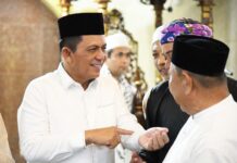 read news – Gubernur Ansar Salat Tarawih di Bengkong