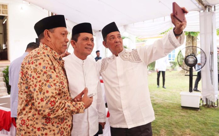 Gubernur Kepri Ansar ahmad (tengah) saat berbuka puasa dengan OPD vertikal. (Foto : dwi susilo - batamtv.com)