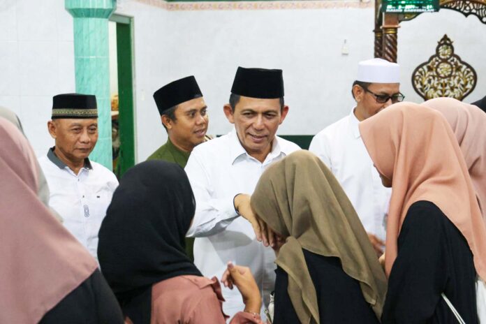 Gubernur Ansar saat bersafari ramadhan di Bintan . (Foto : abdi perdana - batamtv.com)