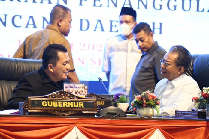 Gubernur Kepri Ansar Ahmad (kiri) dan Ketua DPRD Provinsi Kepri Jumaga Nadeak saayt paripurna DRD Kepri. (Foto : dwi susilo - batamtv.com)