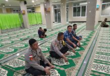 read news – Polsek Seibeduk Ikuti Subuh Keliling Bersama Jamaah Masjid At Toriq Polsek Sungai Beduk Polresta Barelang, Polsek Sungai Beduk Polresta Barelang melakukan kegiatan Sholat Subuh Keliling (Suling) bersama Jamaah di Masjid At Thoriq Kelurahan Tanjung Piayu Kecamatan Sungai Beduk Kota Batam, Minggu (10/03/2024), sekira pukul 04.45 wib. (Foto : muhammad amin - batamtv.com)