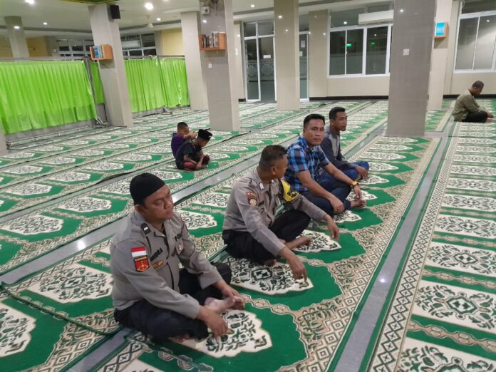 Polsek Sungai Beduk Polresta Barelang, Polsek Sungai Beduk Polresta Barelang melakukan kegiatan Sholat Subuh Keliling (Suling) bersama Jamaah di Masjid At Thoriq Kelurahan Tanjung Piayu Kecamatan Sungai Beduk Kota Batam, Minggu (10/03/2024), sekira pukul 04.45 wib. (Foto : muhammad amin - batamtv.com)