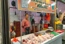 read news- Awal Ramadan Harga Kebutuhan Pangan di Tanjungpinang Merangkak Naik Harga ayam potong di sejumlah Pasar di Kota Tanjungpinang merangkak naik pada awal Ramadhan 1445 Hijriah. Berdasarkan pantauan di Pasar Bintan Center pada Selasa (12/3/2024), harga ayam potong dijual Rp45 Ribu per kilogram. (Foto : abdi perdana - batamtv.com)