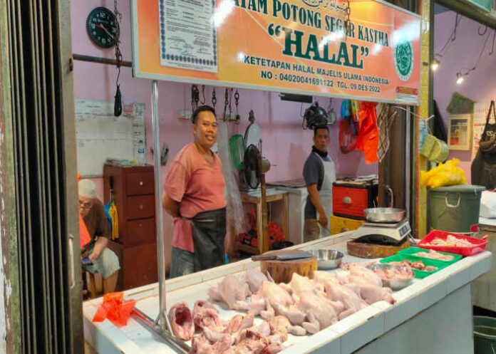 (Foto : abdi perdana - batamtv.com) Harga ayam potong di sejumlah Pasar di Kota Tanjungpinang merangkak naik pada awal Ramadhan 1445 Hijriah. Berdasarkan pantauan di Pasar Bintan Center pada Selasa (12/3/2024), harga ayam potong dijual Rp45 Ribu per kilogram. (Foto : abdi perdana - batamtv.com)