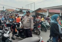 read news Polisi Amankan Kegiatan Pasar Tumpah di Seibeduk Personel Polsek Seibeduk tengah melakukan pengamanan di Pasar Tumpah Seibeduk Kota Batam . (Foto : muhammad amin - batamtv.com)