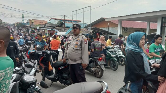 Personel Polsek Seibeduk tengah melakukan pengamanan di Pasar Tumpah Seibeduk Kota Batam . (Foto : muhammad amin - batamtv.com)