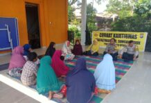 read news – Polsek Seibeduk Gelar Diskusi dengan Warga Tanjungpiayu Kanit Binmas Polsek Seibeduk, Ipda Rudolf memberikan himbauan dalam kegiatan Jumat Curhat Kamtibmas. (Foto : muhammad amin - batamtv.com)