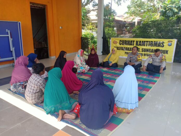 Kanit Binmas Polsek Seibeduk, Ipda Rudolf memberikan himbauan dalam kegiatan Jumat Curhat Kamtibmas. (Foto : muhammad amin - batamtv.com) Kanit Binmas Polsek Seibeduk, Ipda Rudolf memberikan himbauan dalam kegiatan Jumat Curhat Kamtibmas. (Foto : muhammad amin - batamtv.com)