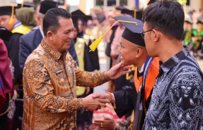 Gubenrur Kepri Ansar Ahmad saat memberikan ucapan selamat kepada para wisudawan UMRAH. (Foto : dwi susillo - batamtv.com)