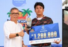 read news – Bintan Esports Championship 2024 Sukses Digelar Kepala Sumber Daya Manusia PT BRC Anton Setiawan (kanan) mewakili manajemen Bintan Resorts menyerahkan hadiah kepada pemenang Bintan Esports Championship 2024 kategori efootball. (Foto : abdi perdana - batamtv.com)