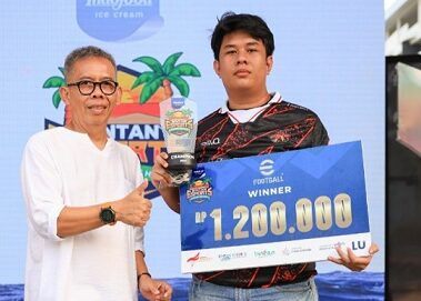 (Foto : abdi perdana - batamtv.com) Kepala Sumber Daya Manusia PT BRC Anton Setiawan (kanan) mewakili manajemen Bintan Resorts menyerahkan hadiah kepada pemenang Bintan Esports Championship 2024 kategori efootball. (Foto : abdi perdana - batamtv.com)
