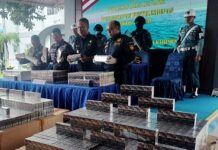 read news – Rokok Ilegal di Speedboat Tanpa Nama Diamankan di Perairan Danai Tim Lanal TBK melakukan pemeriksaan yang kemudian dibawa ke Lanal TBK. Setibanya di Lanal TBK dilakukan penggeledahan speedboat tanpa nama yang dinahkodai atas nama (KF) 42 tahun, ditemukan sebanyak 45 kotak. (Foto : abdi perdana - batamtv.com)