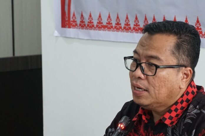 Kepala Badan Perencanaan, Penelitian, dan Pengembangan Daerah (BP3D) Kabupaten Natuna Moestofa Albakry memimpin rapat dengan agenda pertama yaitu pembahasan persiapan penentuan rembuk stunting tahun 2024 dan dilanjutkan pembahasan penentuan lokus stunting tahun 2025. (Foto : abdi perdana - batamtv.com)