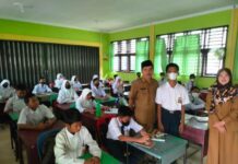 read news – Begini Para Siswa di Bintan Bersekolah selama Ramadhan Kepala Bidang (Kabid) SMP Dinas Pendidikan Bintan, Husni. M.Pd ketika beberapa hari yang lalu juga sempat menjelaskan berkenaan jam masuk Sekolah. Menurutnya, Sudah mengeluarkan SE sesuai dengan Bupati terutama mengatur jam belajar. (Foto : abdi perdana - batamtv.com)