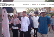 read news – Kemeriahan Bazar Ramadhan di Kelurahan Air Raja Tanjungpinang Pj Walikota Tanjungpinang Hasan (baju putih tengah) saat meninjau langusng bazar ramadan di Kelurahan Air Raja Tanjungpinang. (Foto : dwi susilo - batatv.com)