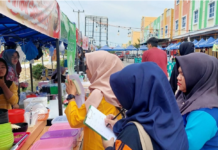 read news – Jajanan Takjil Selama Ramadhan di Tanjungpinang Jalani Pengawasan Staf Dinkes Pemko Tanjunpginang dan BP POM mulai melakukan pengawasan terhadap makanan di Bazar Ramadan . (Foto : dwi susilo - batamtv.com)