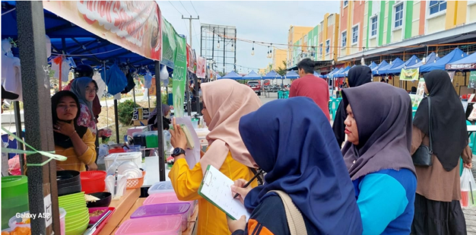 Staf Dinkes Pemko Tanjunpginang dan BP POM mulai melakukan pengawasan terhadap makanan di Bazar Ramadan . (Foto : dwi susilo - batamtv.com)