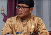 read news – Pemko Tanjungpinang Tingkatkan Pesona Even Wisata di Penyengat Kepala Dinas Komunikasi dan Informatika Kota Tanjungpinang Teguh Susanto, mengatakan Semarak Idul Fitri yang telah menjadi rutinitas event wisata di Penyengat, dan juga dinilai mampu mendongkrak kunjungan wisatawan, akan tetap dilaksanakan pada tahun 2024.(Foto : abdi perdana - batamtv.com)