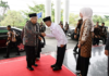 read news – Wapres ke Tanjungpinang, Hasan: Dorongan Positif Pembangunan Tanjungpinang Pj Walikota Tanjungpinang Hasan (kanan) saat menyambut kedatangan Wapres Maruf Amin di Tanjungpinang . (Foto : abdi perdana - batamtv.com)