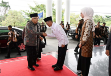 read news – Wapres ke Tanjungpinang, Hasan: Dorongan Positif Pembangunan Tanjungpinang Pj Walikota Tanjungpinang Hasan (kanan) saat menyambut kedatangan Wapres Maruf Amin di Tanjungpinang . (Foto : abdi perdana - batamtv.com)