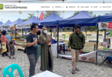read news – Tanjungpinang Diramaikan Bazar Ramadhan di Berbagai Titik Kepala Dinas Perdagangan dan Perindustrian (Disdagin) Kota Tanjungpinang, Riany, mengatakan bazar Ramadhan itu diadakan oleh Perpat Tanjungpinang bekerjasama dengan para pemuda di Tanjungpinang Timur. ((Foto : abdi perdana - batamtv.com)