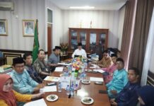 read news – Sosialisasi Penerimaan Mahasiswa Baru Politeknik Keuangan Negara di Natuna Sekretaris Daerah Kabupaten Natuna Boy Wijanarko (tengah,ujung) menyampaikan harapan terkhusus untuk siswa-siswi tingkat SLTA di Natuna yang berminat menempuh pendidikan di PKN – STAN. (Foto : abdi perdana - batamtv.com)