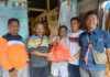 read news – PWI Anambas Salurkan Sembako ke Warga Kurang Mampu Plt PWI Anambas Eduar Sihombing mengatakan, kegiatan ini merupakan wujud kepedulian insan pers terhadap sesama khususnya kelompok warga kurang mampu di Anambas. (Foto : abdi perdana - batamtv.com)