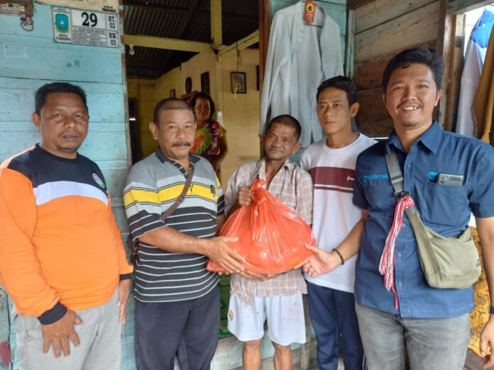 Plt PWI Anambas Eduar Sihombing mengatakan, kegiatan ini merupakan wujud kepedulian insan pers terhadap sesama khususnya kelompok warga kurang mampu di Anambas. (Foto : abdi perdana - batamtv.com)