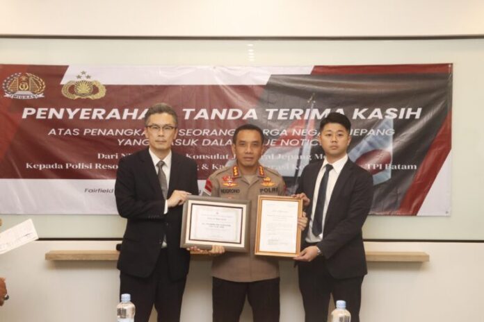 Kedutaan Besar Jepang memberikan penghargaan kepada Polresta Barelang atas keberhasilannya menangkap sang buronan kepad aKapolresta Barelang Kombespol Nugroho Tri Nuryanto. (Foto : abyaqsa ramadan - batamtv.com)
