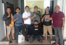 read news – Maling Motor di Parkiran samping Sunbread Piayu ini ‘Dijemput’ di Tanjungpinang Tersangka penurian motor berinisial AA (jongkok) diamankan di Tanuungpinang. (Foto : muhammad amin - batamtv.com)
