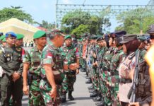 read news – Jelang Kunker Wapres, Polisi Gelar Apel Pasukan Danrem 033/Wira Pratama Brigadir Jenderal TNI. Franky Jan Hardy Watuseke, didampingi Karo Ops Polda Kepri Kombes Pol. Ulami Sudjaja, S.H., FKPD Prov Kepri, FKPD Kab/Kota, Pejabat Utama Polresta Tanjungpinang, diikuti personel gabungan TNI-Polri serta Instansi pemerintah terkait. (Foto : dwi susilo - batamtv.com)