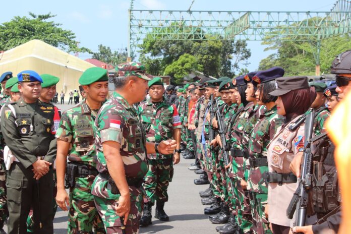Danrem 033/Wira Pratama Brigadir Jenderal TNI. Franky Jan Hardy Watuseke, didampingi Karo Ops Polda Kepri Kombes Pol. Ulami Sudjaja, S.H., FKPD Prov Kepri, FKPD Kab/Kota, Pejabat Utama Polresta Tanjungpinang, diikuti personel gabungan TNI-Polri serta Instansi pemerintah terkait. (Foto : dwi susilo - batamtv.com)
