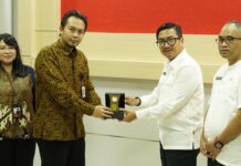 read news – Boy Wijanarko Ikuti Literasi dan Edukasi Keuangan bagi ASN Sekertaris Daerah Kabupaten Natuna, Boy Wijanarko (kedua dari kanan) Varianto, S.E., hadir mengikuti rangkaian acara Literasi dan Edukasi Keuangan. (foto : abdi perdana - batamtv.com)