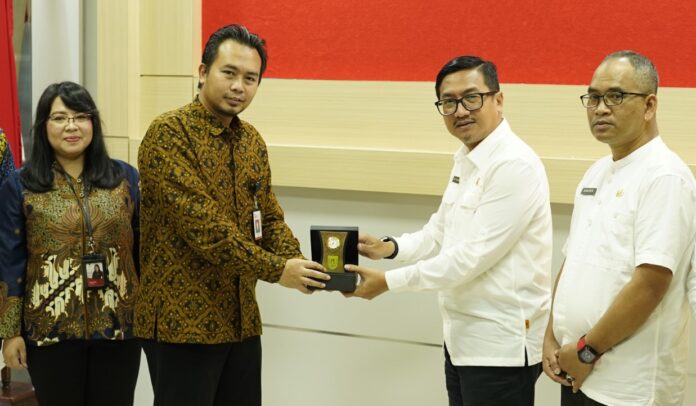 Sekertaris Daerah Kabupaten Natuna, Boy Wijanarko (kedua dari kanan) Varianto, S.E.,  hadir mengikuti  rangkaian acara Literasi dan Edukasi Keuangan. (foto : abdi perdana - batamtv.com)