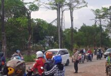 read news – Personil Polsek Sungai Beduk Gelar Strong Point Pagi Seorang anggota Polsek seibeudk tengah mengatur lalulintas di pagi hari. (Foto : muhammad amin - batamtv.com)