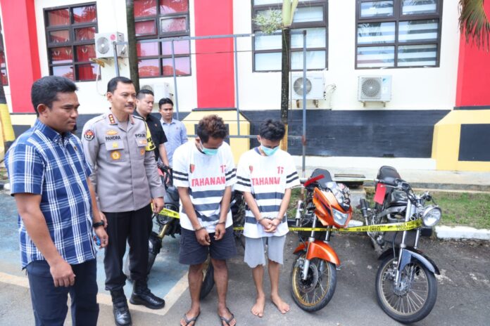 Kabidhumas Polda Kepri Kombes. Pol. Zahwani Pandra Arsyad, S.H., M.Si.,(berseragam polisi) menjelaskan Kedua pelaku berhasil diamankan Tim Opsnal Subdit 3 Jatanras Ditreskrimum Polda Kepri.. (Foto : muhammad amin - batatv.com)