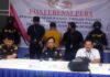 read news – Penyelundupan 1 Kg Diduga Sabu di Tanjungpinang Berhasil Digagalkan Kepala Bea dan Cukai Tanjungpinang Tri Hartana (tengah, duduk) mengatakan Bea dan Cukai Tanjungpinang berhasil menggagalkan 1.057 Gram barang narkotika jenis sabu ,Sabtu (09/03/24) kemarin. (Foto : dwi susilo - batamtv.com)