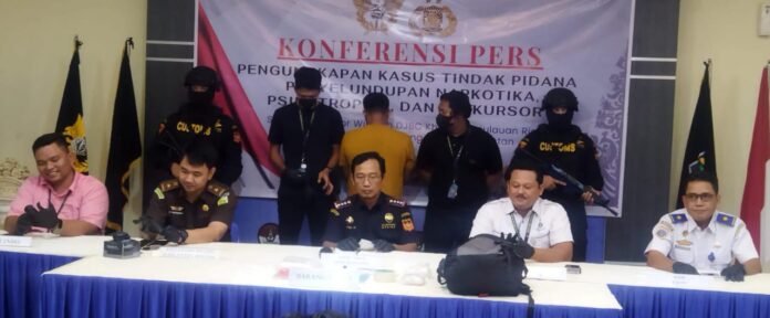 Kepala Bea dan Cukai Tanjungpinang Tri Hartana (tengah, duduk) mengatakan Bea dan Cukai Tanjungpinang  berhasil menggagalkan 1.057 Gram barang narkotika jenis sabu ,Sabtu (09/03/24) kemarin. (Foto : dwi susilo - batamtv.com)