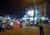 read news – Sat Lantas Polres Bintan Lakukan Pengamanan Pasar Tumpah Seorang anggota satlantas Polres Bintan sedang melakukan pengaturan jalan di dekat pasar Tumpah Bintan . (Foto : abdi perdana - batamtv.com)