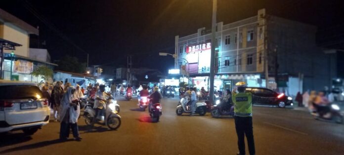 (Foto : abdi perdana - batamtv.com) Seorang anggota satlantas Polres Bintan sedang melakukan pengaturan jalan di dekat pasar Tumpah Bintan . (Foto : abdi perdana - batamtv.com)
